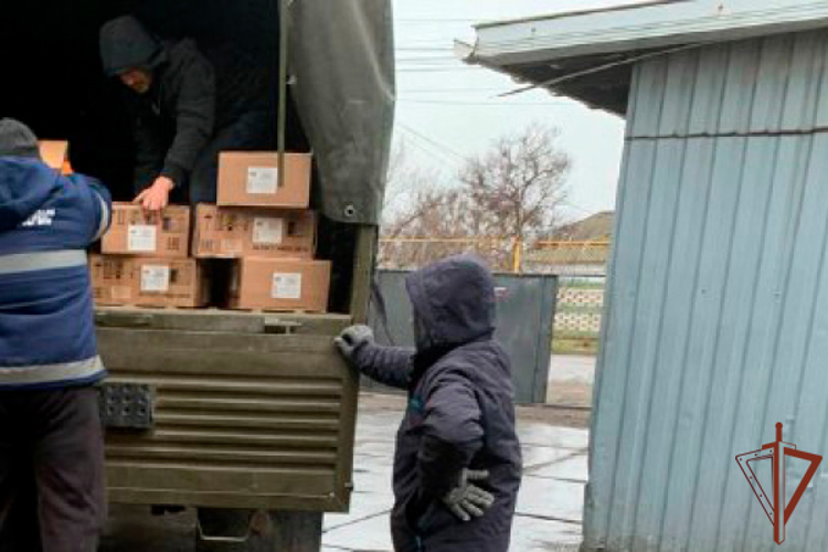 Росгвардейцы доставили гуманитарную помощь жителям Херсонской области
