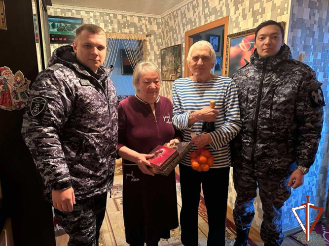 В преддверии Нового года сотрудники Росгвардии навестили семьи погибших товарищей, проживающих в Югре