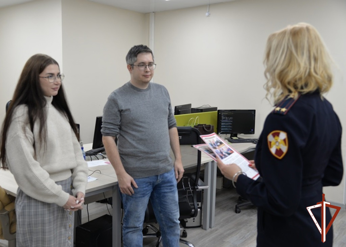 Представители Росгвардии поздравили югорских журналистов с Днём российской печати