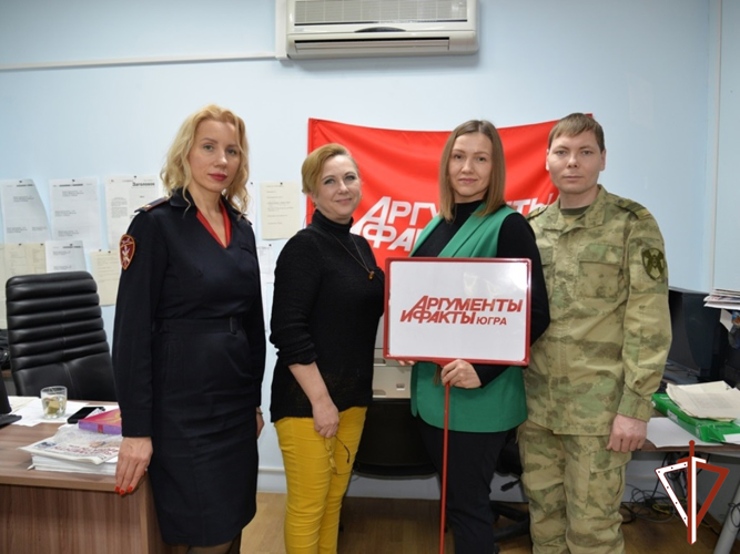 Представители Росгвардии поздравили югорских журналистов с Днём российской печати