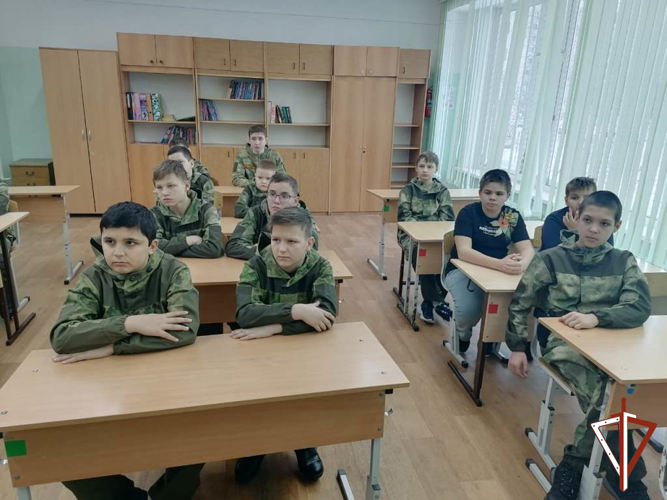 В Югре росгвардейцы провели встречи с подшефными школьниками и воспитанниками гвардейской смены о 80-летии снятия блокады Ленинграда