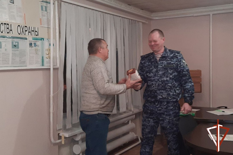 Сотрудники Росгвардии поздравили с новогодними праздниками проживающих в Югре ветеранов ведомства