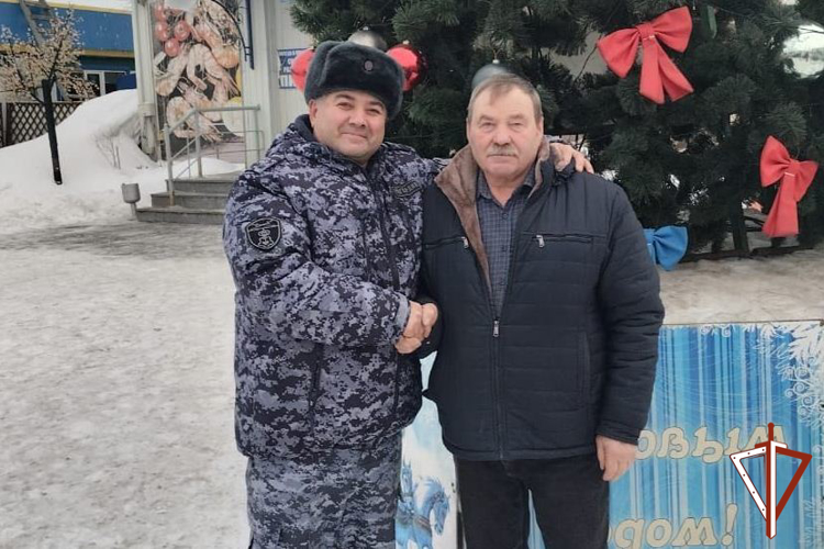 Сотрудники Росгвардии поздравили с новогодними праздниками проживающих в Югре ветеранов ведомства
