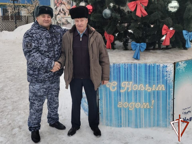 Сотрудники Росгвардии поздравили с новогодними праздниками проживающих в Югре ветеранов ведомства