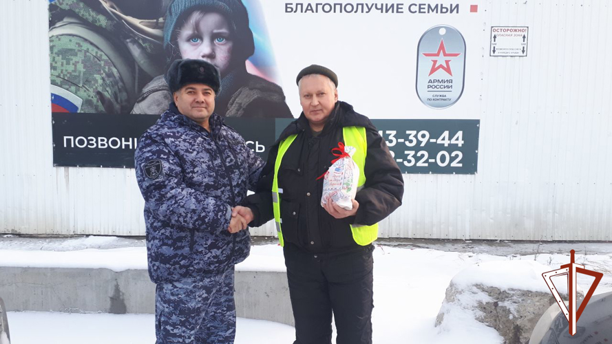 Сотрудники Росгвардии поздравили с новогодними праздниками проживающих в Югре ветеранов ведомства