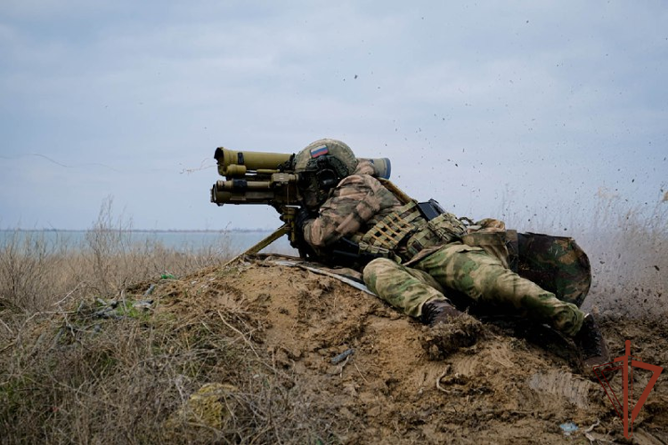 Военнослужащие Росгвардии совершенствуют практические навыки по стрельбе из артиллерийского вооружения в Херсонской области (видео) 