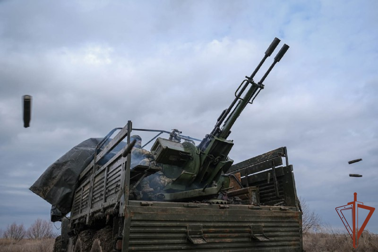 Военнослужащие Росгвардии совершенствуют практические навыки по стрельбе из артиллерийского вооружения в Херсонской области (видео) 