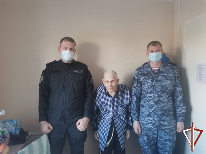 Офицеры Росгвардии поздравили с Днем защитника Отечества 96-летнего  ветерана Великой Отечественной и советско-японской войн в Нижневартовске