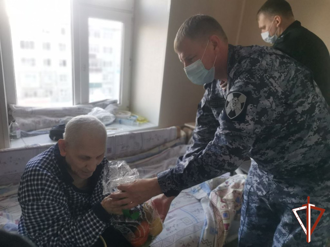 Офицеры Росгвардии поздравили с Днем защитника Отечества 96-летнего  ветерана Великой Отечественной и советско-японской войн в Нижневартовске