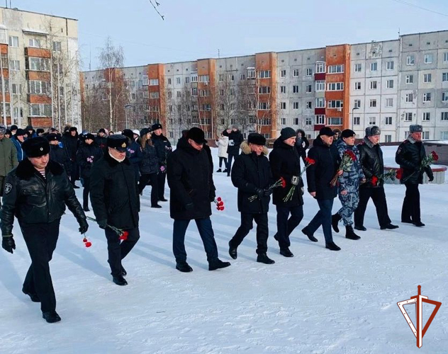 Военнослужащие и сотрудники Росгвардии приняли участие в памятных мероприятиях, посвященных Дню защитника Отечества в Югре