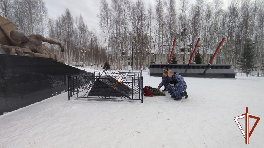 Военнослужащие и сотрудники Росгвардии приняли участие в памятных мероприятиях, посвященных Дню защитника Отечества в Югре