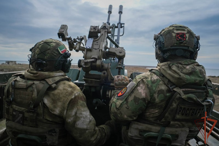 Военнослужащие Росгвардии совершенствуют практические навыки по стрельбе из артиллерийского вооружения в Херсонской области (видео) 