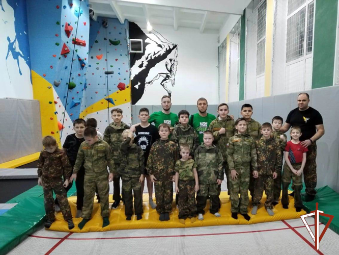 Росгвардейцы провели патриотические мероприятия для воспитанников движения «Гвардейская смена» в Югре