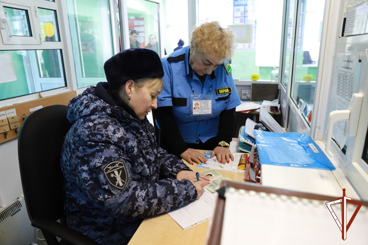 Сотрудники Росгвардии совместно с полицейскими проверяют избирательные участки на территории Югры накануне выборов Президента России