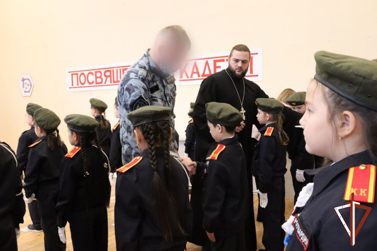 Офицеры Росгвардии приняли торжественную клятву у кадет подшефной школы в Нижневартовске
