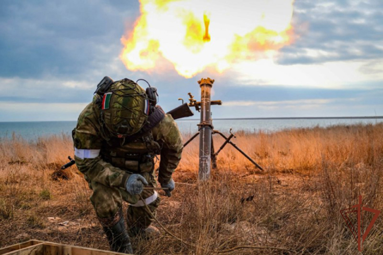 Военнослужащие Росгвардии совершенствуют практические навыки по стрельбе из артиллерийского вооружения в Херсонской области (видео) 