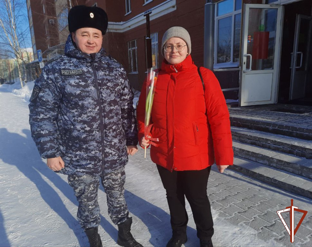 «Весенние комплименты от Росгвардии» дарят югорчанкам представители ведомства накануне 8 марта