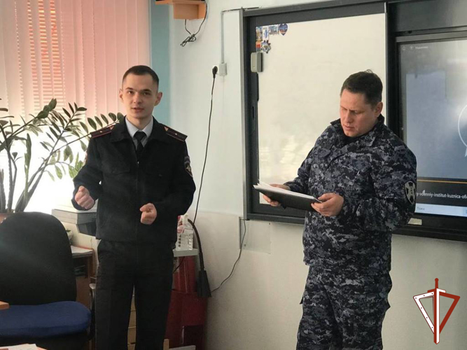 Росгвардия проводит дни открытых дверей для подшефных школьников в Югре 