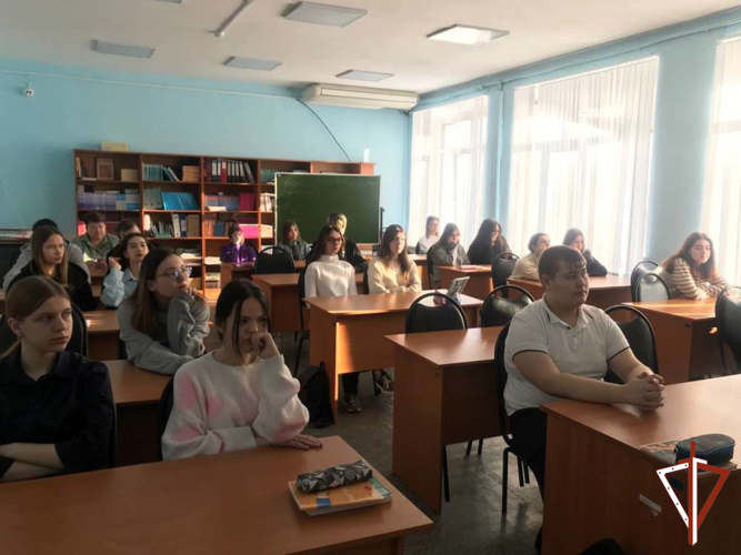 Росгвардия проводит дни открытых дверей для подшефных школьников в Югре 