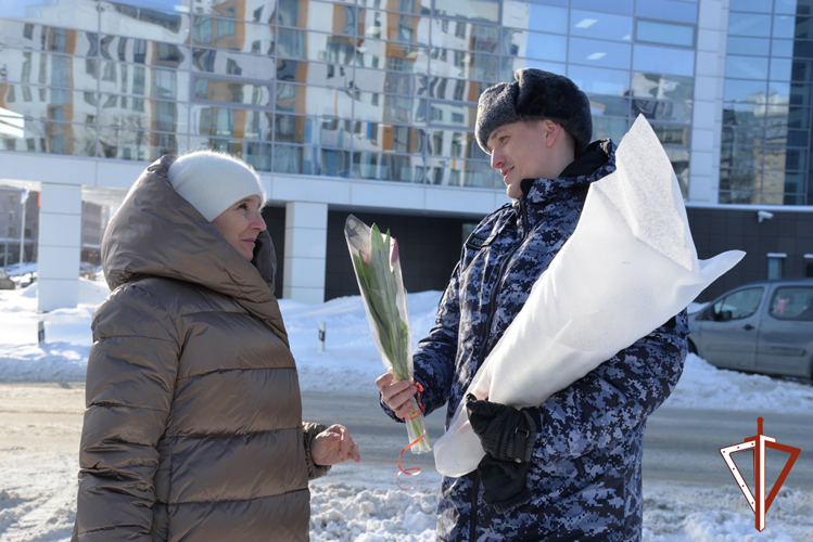 «Весенние комплименты от Росгвардии» дарят югорчанкам представители ведомства накануне 8 марта