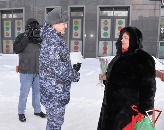 «Весенние комплименты от Росгвардии» дарят югорчанкам представители ведомства накануне 8 марта