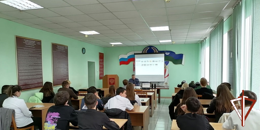 Росгвардия проводит дни открытых дверей для подшефных школьников в Югре 