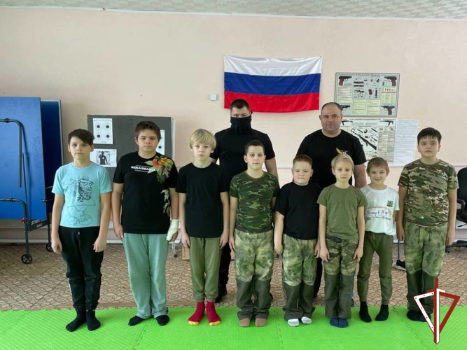 Бойцы ОМОН «Сокол – Югра» проводят военно-патриотические мероприятия для воспитанников движения «Гвардейская смена» в Югре