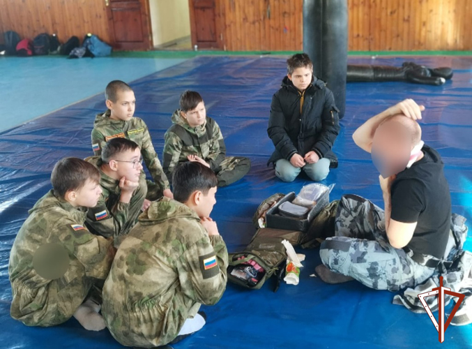 Бойцы ОМОН «Сокол – Югра» проводят военно-патриотические мероприятия для воспитанников движения «Гвардейская смена» в Югре