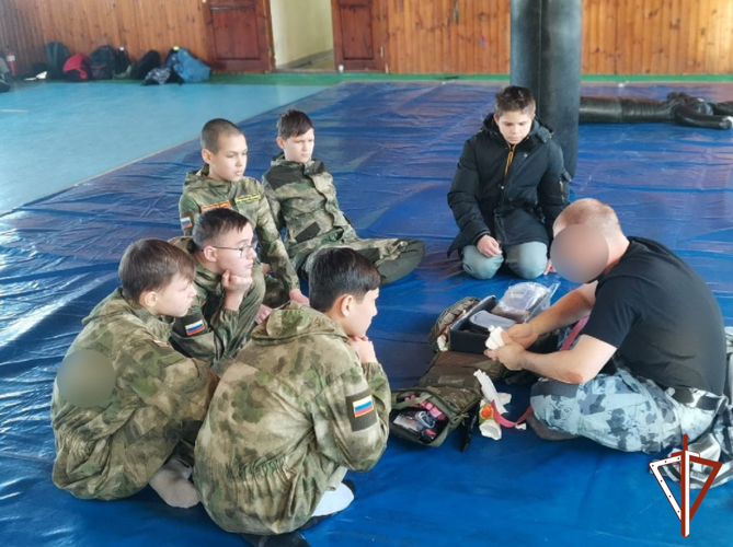 Бойцы ОМОН «Сокол – Югра» проводят военно-патриотические мероприятия для воспитанников движения «Гвардейская смена» в Югре