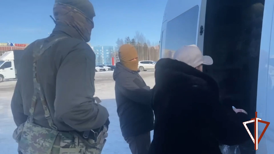 Сотрудники спецподразделения Росгвардии пресекли торговлю сувенирами с экстремистской символикой в Сургуте