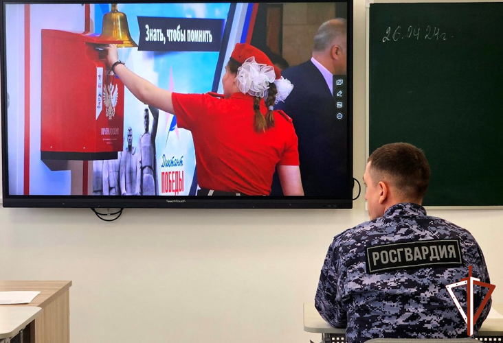  Военнослужащие и сотрудники  Росгвардии написали Диктант Победы в Югре