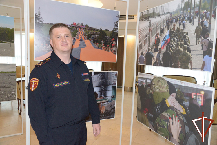 В Югре офицеры Росгвардии  приняли участие в фотовыставке, посвященной специальной военной операции (ВИДЕО)