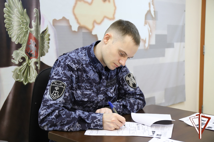  Военнослужащие и сотрудники  Росгвардии написали Диктант Победы в Югре