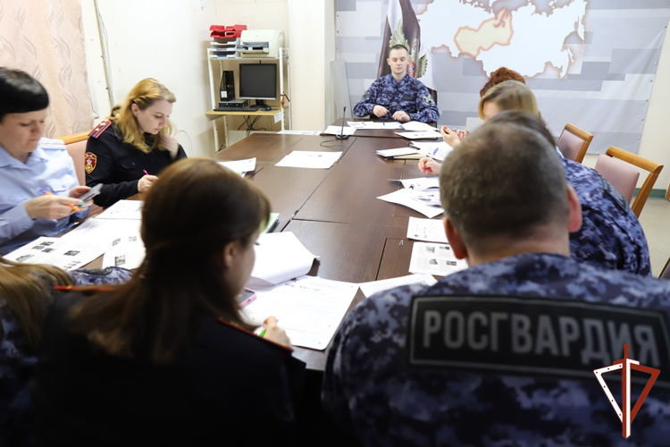  Военнослужащие и сотрудники  Росгвардии написали Диктант Победы в Югре