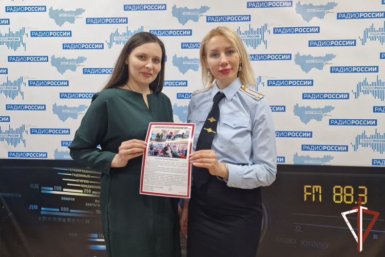 Начальник Управления Росгвардии по ХМАО — Югре поздравил журналистов с Днем радио