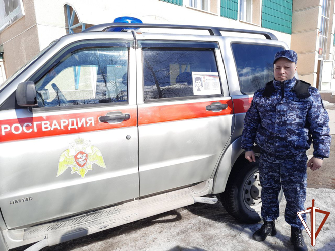 Патриотическую акцию «Бессмертный автополк» поддержали росгвардейцы Югры