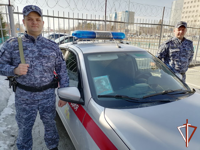 Патриотическую акцию «Бессмертный автополк» поддержали росгвардейцы Югры