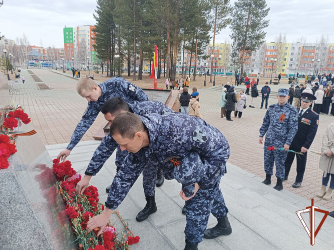 В Югре военнослужащие и сотрудники Росгвардии приняли участие в торжественных мероприятиях, посвященных Дню Победы