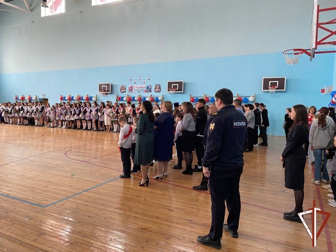 Росгвардия обеспечила безопасность проведения последних звонков в Югре
