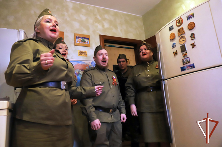 Офицеры Росгвардии приняли участие в акции «Парад у дома ветерана» в Ханты-Мансийске 