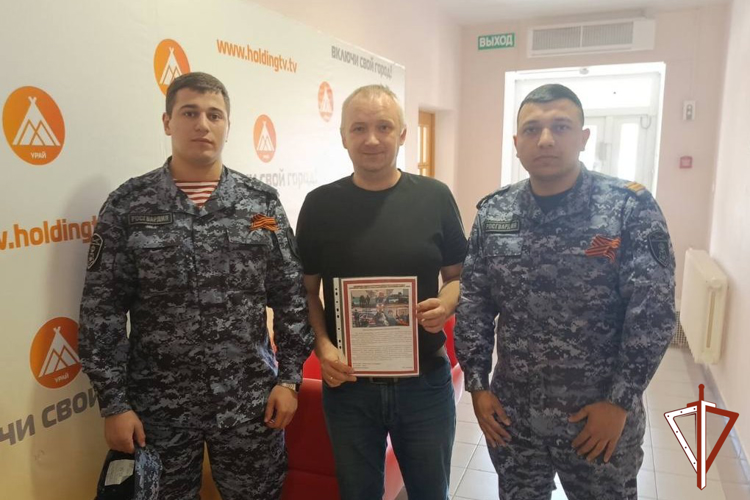 Начальник Управления Росгвардии по ХМАО — Югре поздравил журналистов с Днем радио