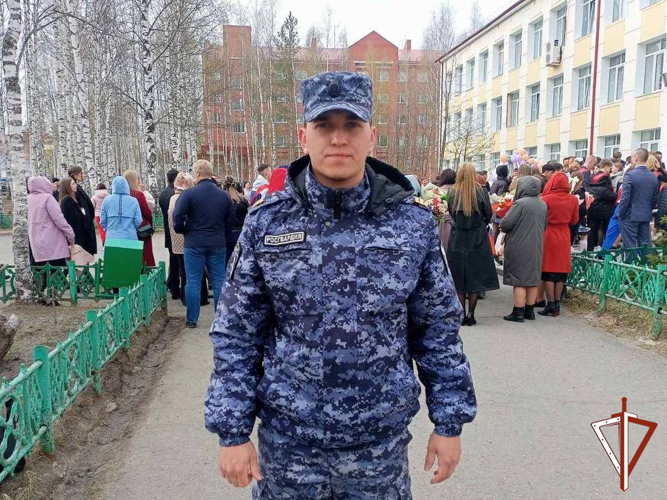 Росгвардия обеспечила безопасность проведения последних звонков в Югре