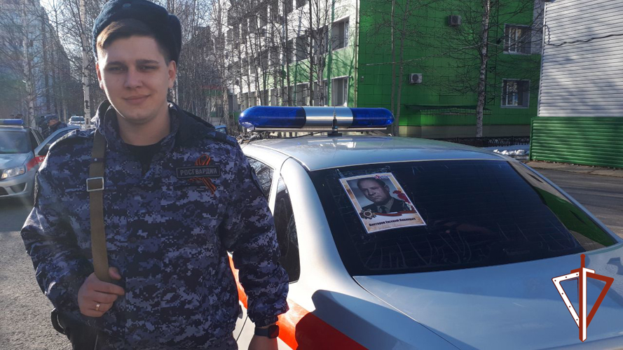Патриотическую акцию «Бессмертный автополк» поддержали росгвардейцы Югры