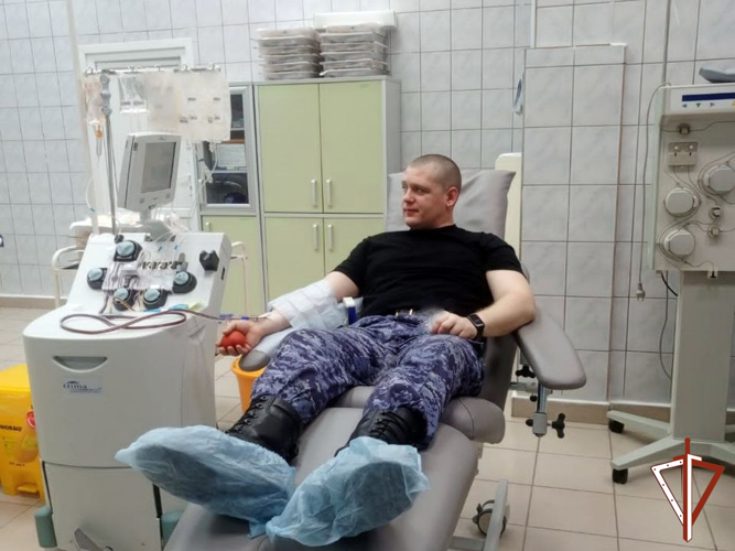 Более 10 литров крови и ее компонентов сдали военнослужащие и сотрудники Росгвардии для больниц Югры
