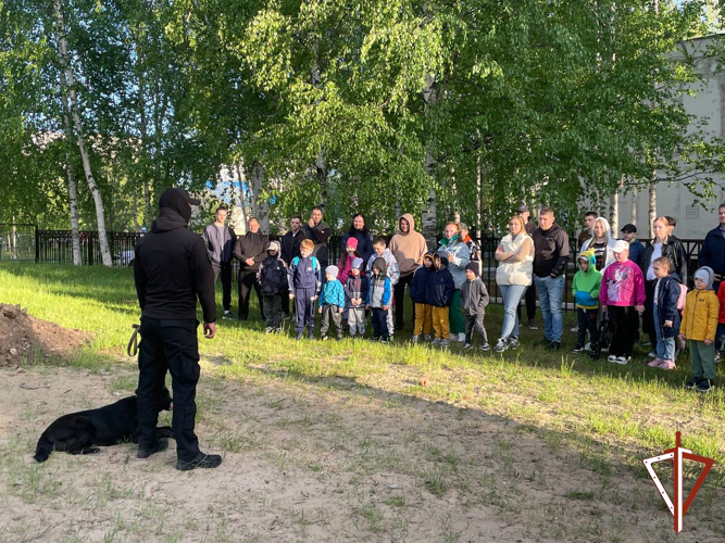 В День кинологических подразделений Росгвардии специалисты службы рассказали о своей работе юным югорчанам