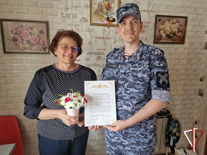 Росгвардия в Югре поздравила с Днем рождения мать военнослужащего внутренних войск, погибшего при исполнении воинского долга