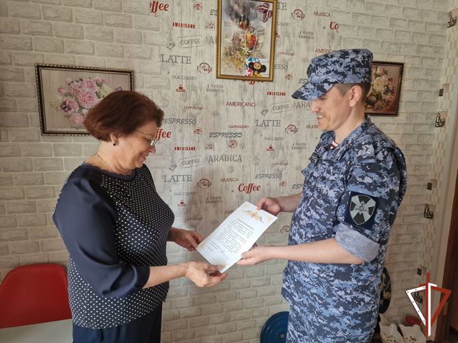 Росгвардия в Югре поздравила с Днем рождения мать военнослужащего внутренних войск, погибшего при исполнении воинского долга