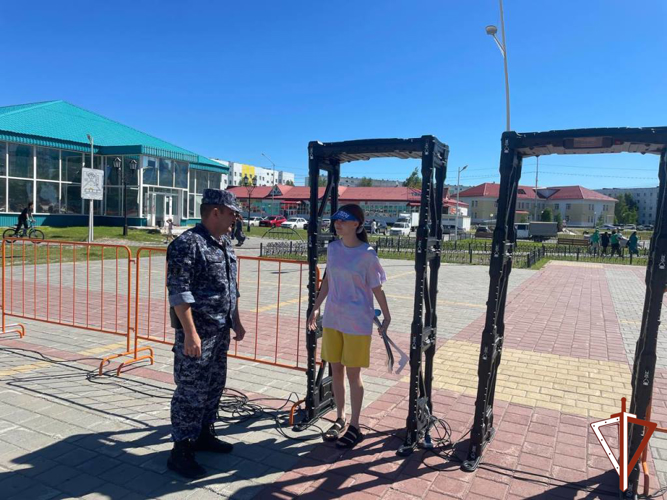 В Югре Росгвардия обеспечивает охрану общественного порядка при проведении мероприятий ко Дню семьи, любви и верности  