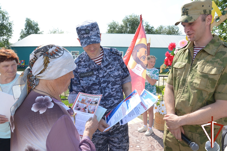 В Югре Росгвардия поблагодарила жителей села Батово за гуманитарную помощь участникам СВО