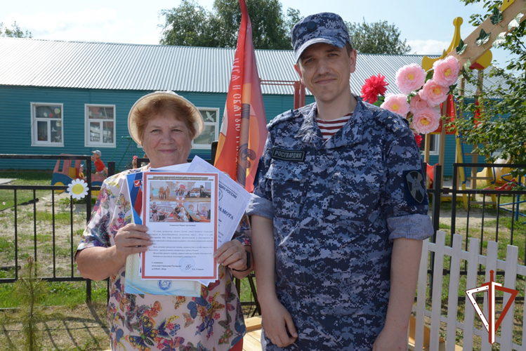 В Югре Росгвардия поблагодарила жителей села Батово за гуманитарную помощь участникам СВО